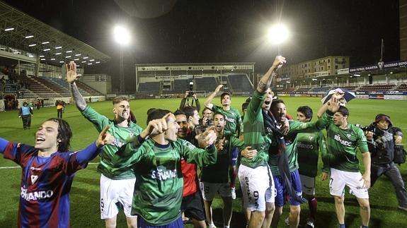 Jugadores del Eibar celebran el ascenso.