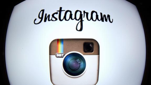 Logotipo de Instagram visto en una tableta electrónica. 