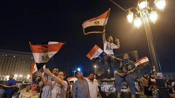 Simpatizantes del exjefe del Ejército Abdelfatah al Sisi celebran su victoria