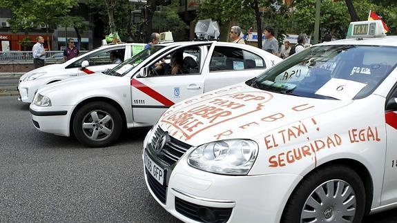 Varios taxis durante la manifestación de esta mañana en Madrid. 