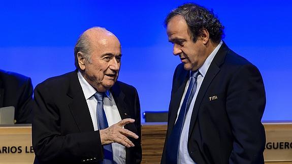 Blatter (i) habla con Platini. 