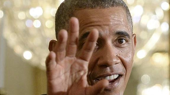 El presidente de Estados Unidos, Barack Obama saluda a los visitantes en el Salón Este de la Casa Blanca 