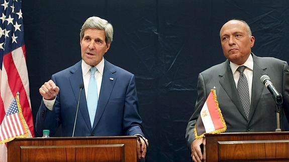 John Kerry, junto a Sameh Shoukry. 