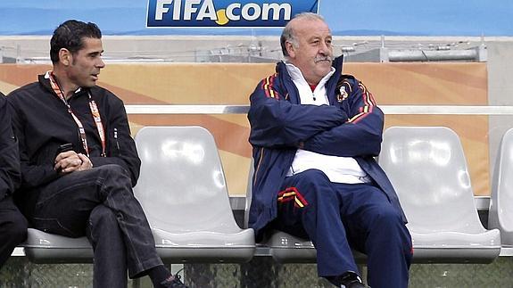 Fernando Hierro (i) y Del Bosque (d).