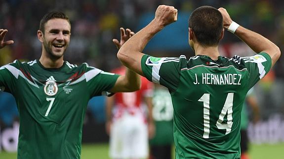 Los futbolistas de México celebran un gol. 