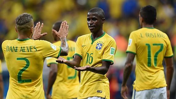 Los jugadores brasileños celebran un gol. 