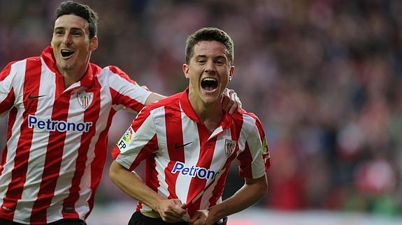 Herrera (d) celebra un gol.  