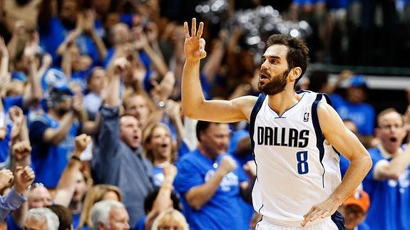 Calderón celebra un triple con Dallas. 