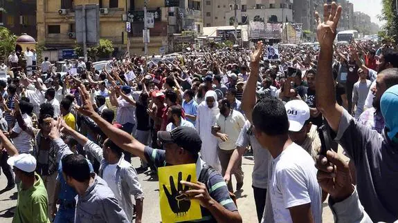 Varios seguidores egipcios de los Hermanos Musulamenes protestan en las calles de El Cairo. 