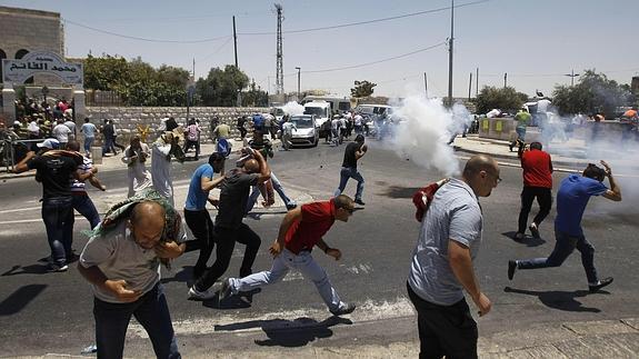 Manifestantes se enfrentan a soldados israelíes.