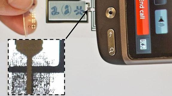 Un diodo impreso (ampliado) modifica la señal electromagnética del teléfono para crear un dibujo. 