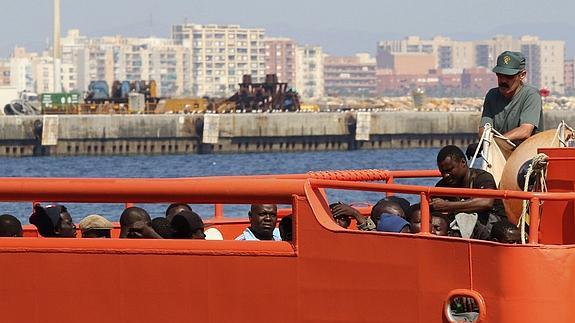 Efectivos de Salvamento Marítimo y la Guardia Civil trasladan al puerto de Almería a los 23 inmigrantes. 