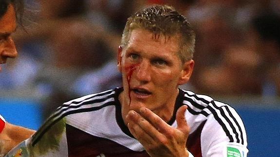 Schweinsteiger se retira con un corte en la mejilla. 