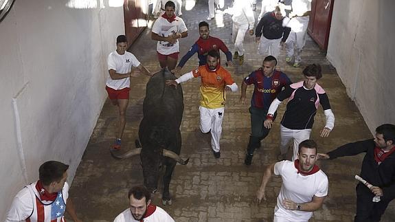 Los mozos corren delante de los toros de la ganadería de Adolfo Martín. Efe