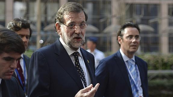 El presidente del gobierno español, Mariano Rajoy, fotografiado a su llegada a una cena informal en el marco de la cumbre extraordinaria de jefes de Estado y de Gobierno de la UE. 