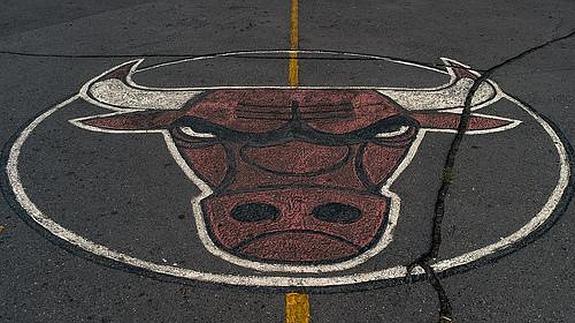 El escudo de los Bulls, pintado en el suelo de una cancha callejera 