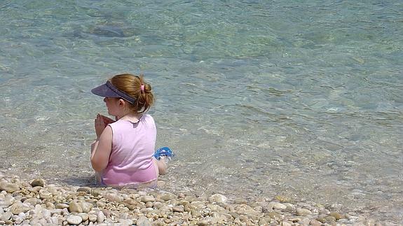 Una niña bañándose en la playa 