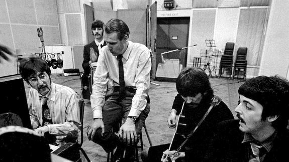 Los Beatles junto a su productor, George Martin, en una grabación. 