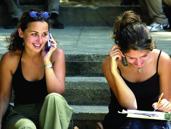 Jóvenes hablan por el móvil