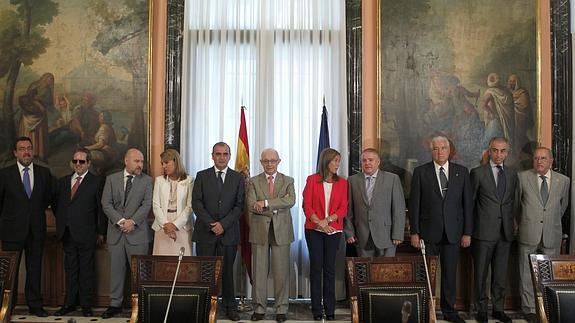 Reunión de Cristóbal Montoro con representantes de ONG.