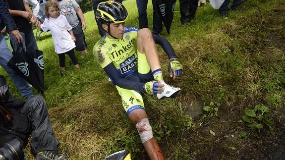 Contador, en el Tour, tras sufrir su caída. 