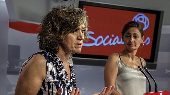 La secretaria de Empleo del PSOE, Mariluz Rodríguez (d), y la secretaria de Bienestar Social, María Luisa Carcedo (i).