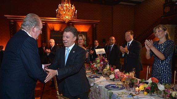 El presidente de Colombia felicita al rey Juan Carlos. 