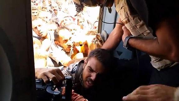 Refugiados yazidíes subiendo a un helicóptero.