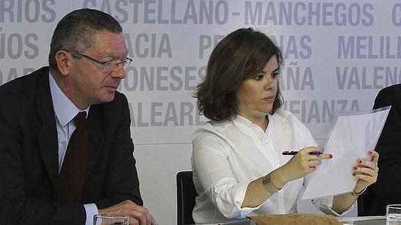 El ministro de Justicia, Alberto Ruiz-Gallardón, y la vicepresidenta del Gobierno, Soraya Sáenz de Santamaría. 