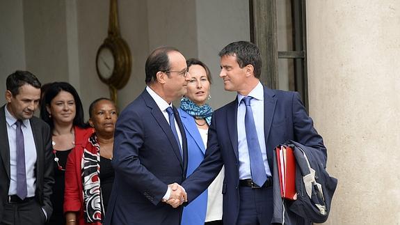 Hollande saluda a Valls.