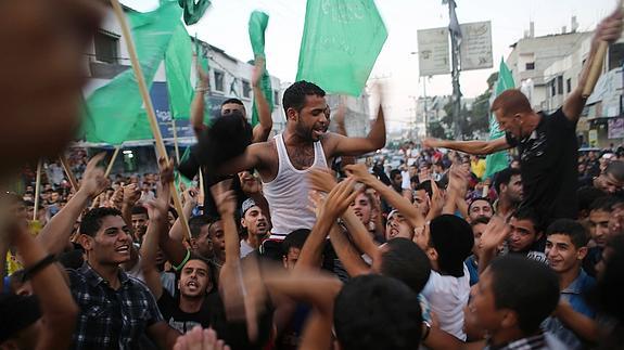 Ciudadanos palestinos celebran el anuncio del alto el fuego. 