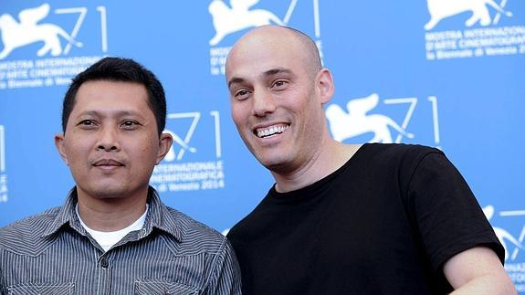 El director Joshua Oppenheimer y el actor Adi Rukum en Venecia.