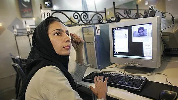 Una mujer iraní navega en un cibercafé de Teherán 
