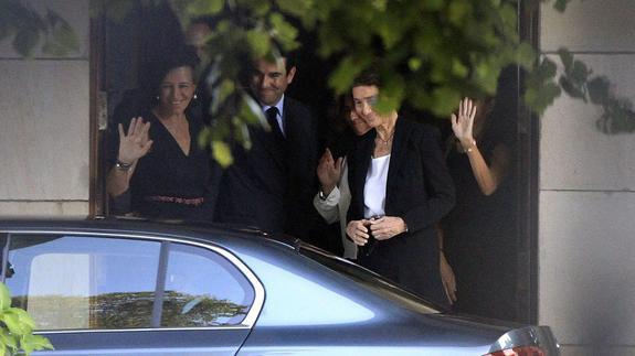 Ana Patricia Botín y Paloma O'Shea despiden al rey Felipe VI. 