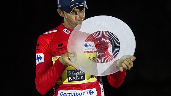 Contador, con el trofeo de ganador de la Vuelta 2014. 