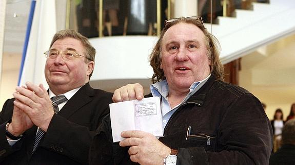 Gerard Depardieu muestra su pasaporte ruso.