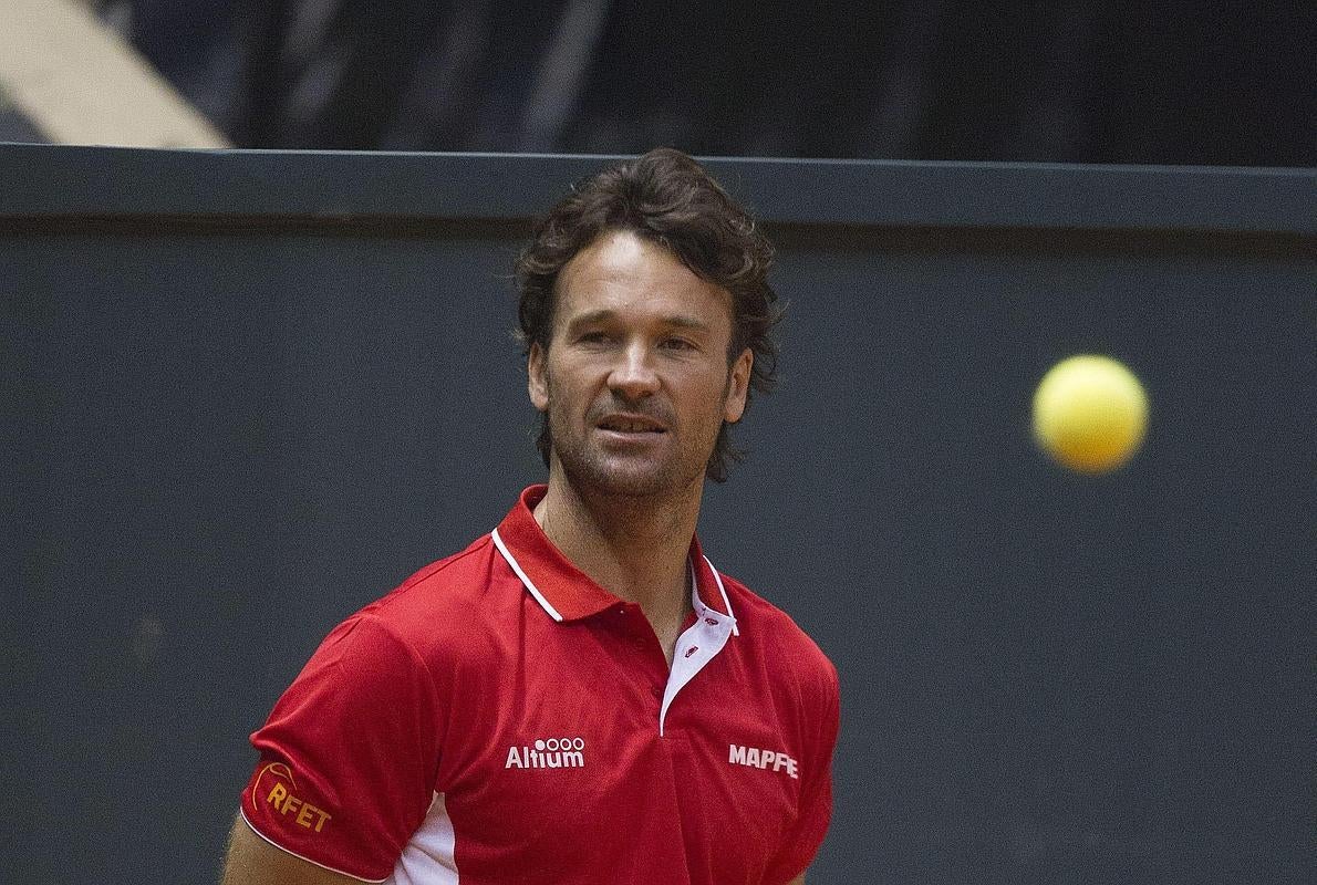 Carlos Moyá golpea a la pelota en el entrenamiento previo en Sao Paulo. 