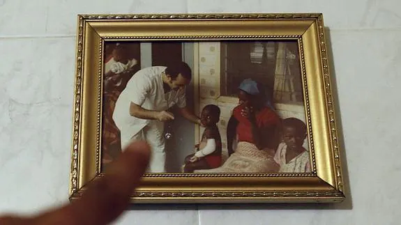 Emilio García Viejo, hermano del misionero leonés infectado por el virus del Ébola, muestra una fotografía de Manuel 