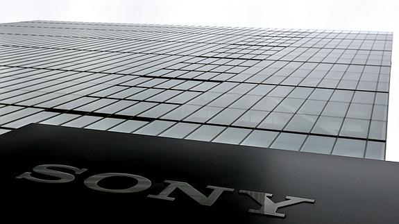 Logotipo de Sony a las puertas de la sede de la compañía en Tokio. 