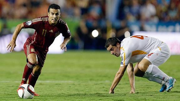 Pedro (i), durante un partido con la selección española. 