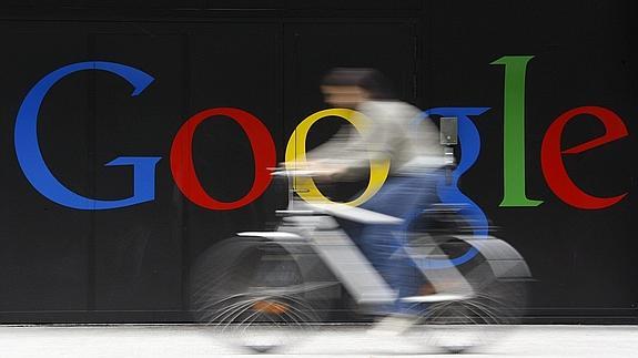 Un empleado pasa por delante del logo de Google.