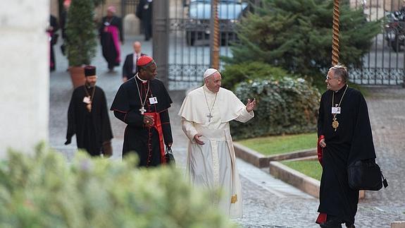 El Papa llegando al Sínodo de los obispos extraordinario sobre la familia. 