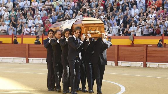 Varios toreros han trasladado el féretro de José María Manzanares. 