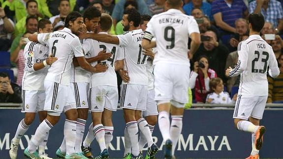 Los jugadores del Real Madrid celebran el gol de Varane