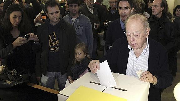 Jordi Pujol deposita su papeleta.