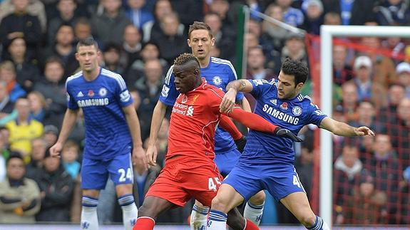 Cesc, con Balotelli, en el Liverpool-Chelsea. 