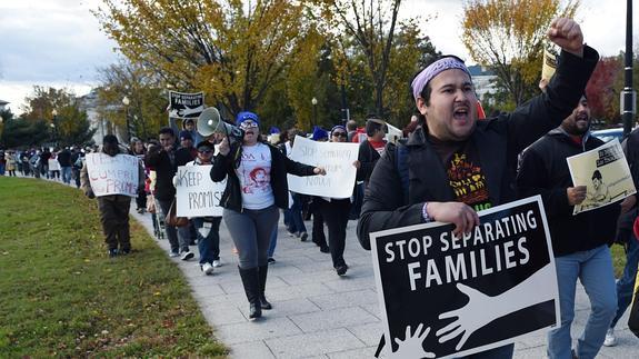 Familias latinas marchan frente a la Casa Blanca en Washington DC.