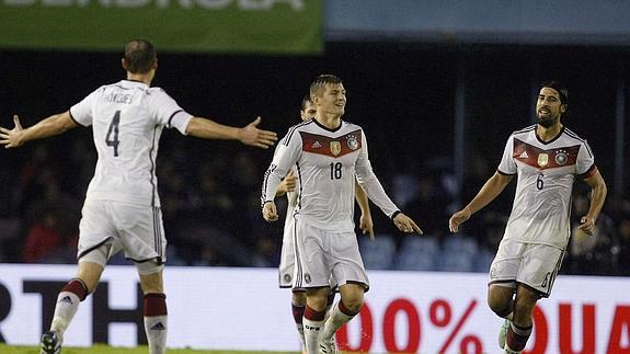 Kroos Iizda) y Khedira (dcha) celebran el gol del primero a España en Vigo. 