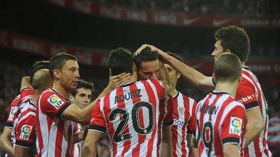 Los jugadores del Athletic celebran un gol.