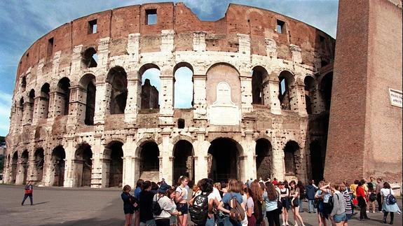 Turistas hacen cola frente al Coliseo de Roma. 